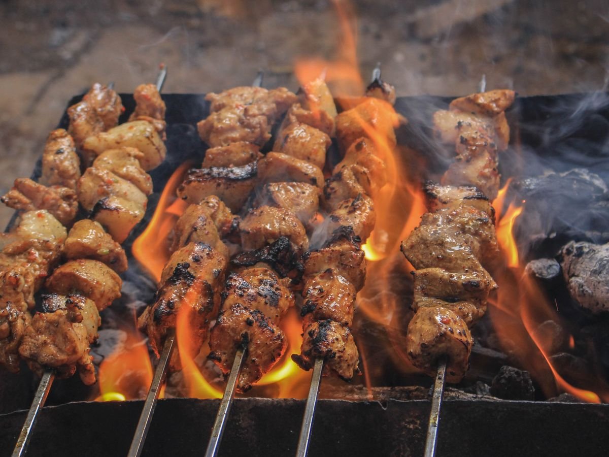 Carne marinada asada al fuego, representativa de los platos a la brasa hondureños