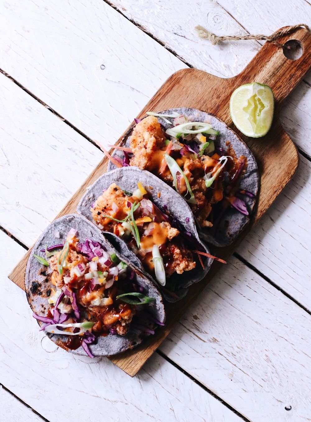 Comida latina de mano con repollo, representativa de baleadas y pupusas