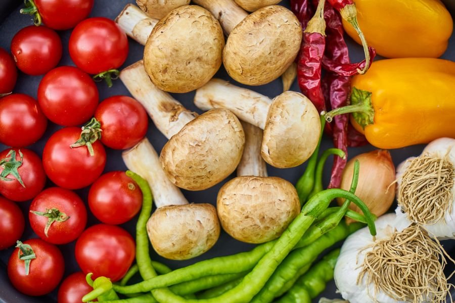 Vegetales y chiles frescos, representativos de los ingredientes frescos de nuestras ensaladas y salsas