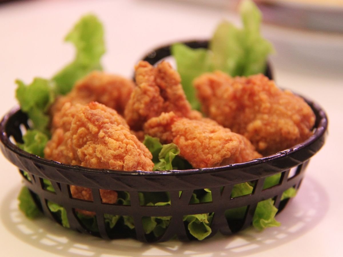 Plato de pollo frito, representativo del pollo con tajadas de El Buen Sabor
