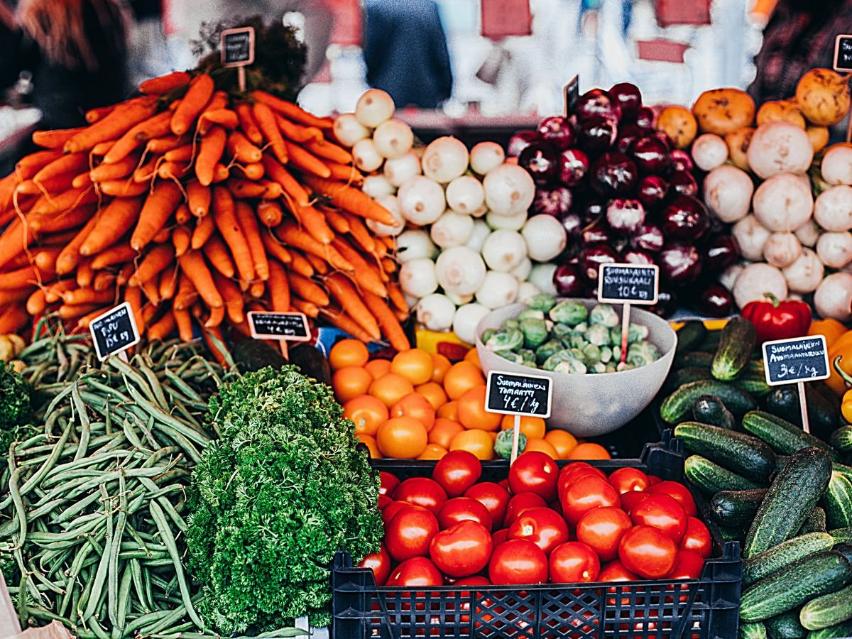 Verduras frescas de mercado, parte de la preparación diaria detrás de cada plato