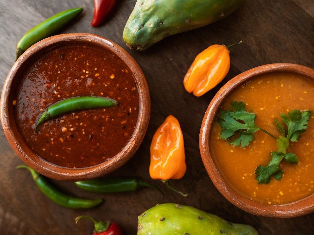 Salsas de la casa con chiles frescos, representativas de El Buen Sabor