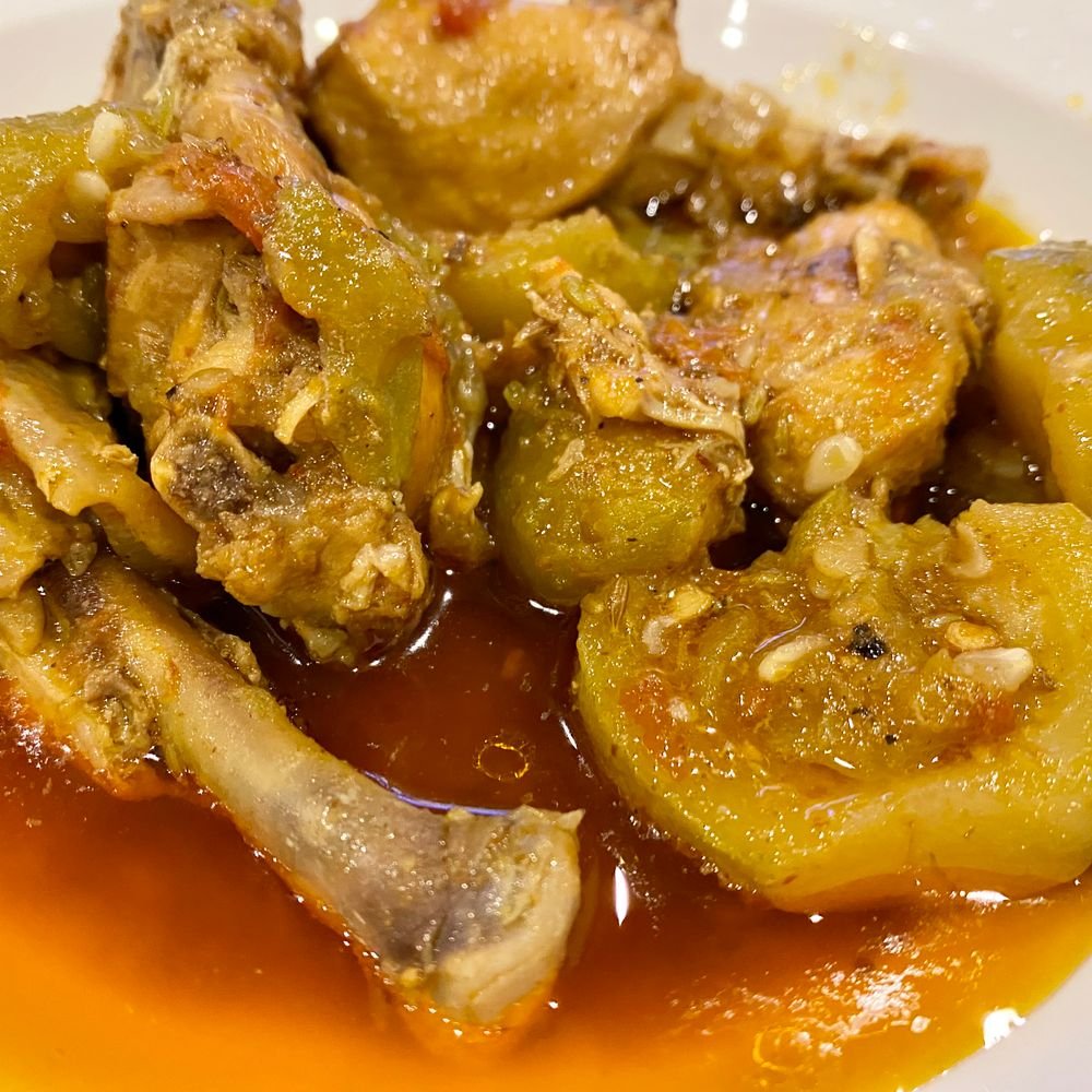 Pollo guisado con plátano, representativo de la comida casera hondureña