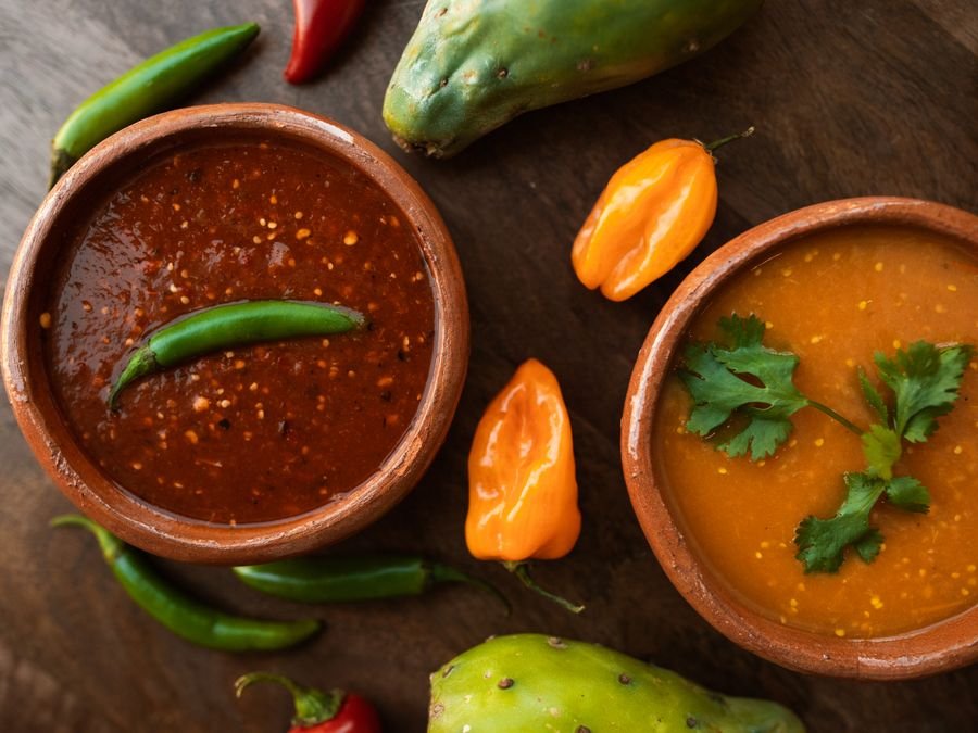 Tazones de salsa roja y verde hecha en casa con chiles frescos